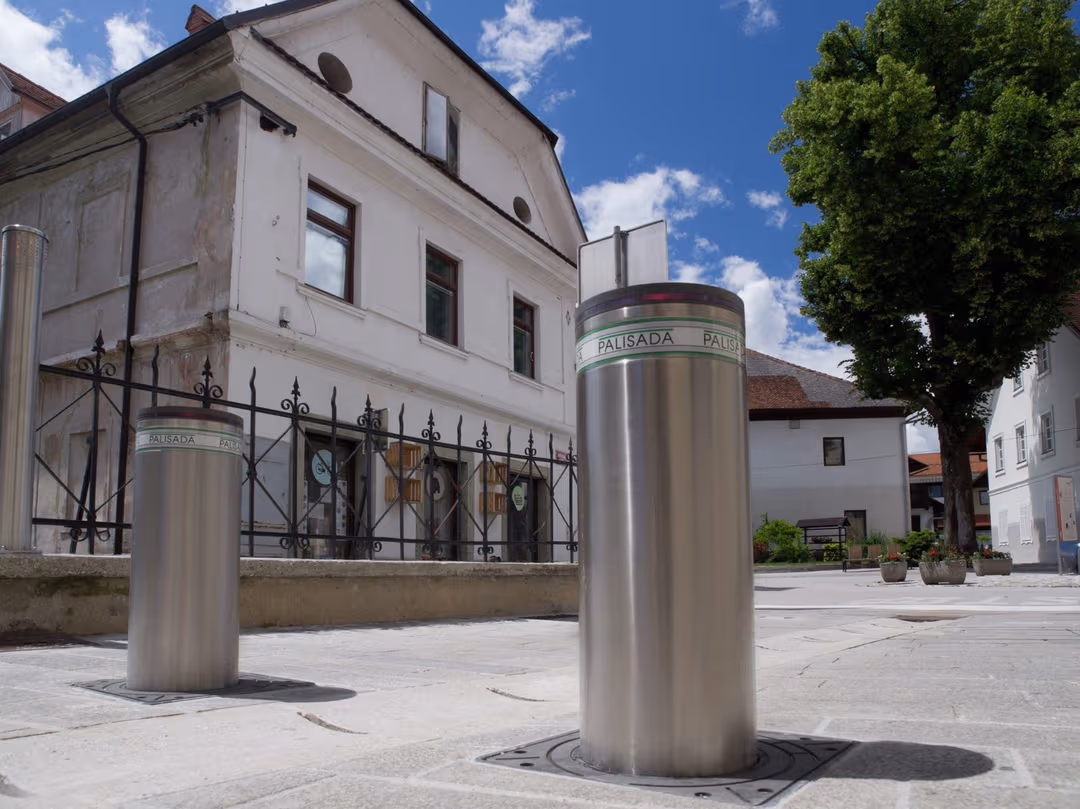 Dva podignuta metalna potapajuća stuba u popločanom prolazu.