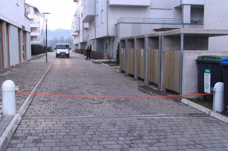 Lančana rampa CAME sa crvenim lancem između dva bela stuba.